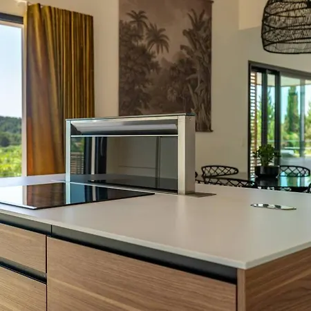Bella Vista - Contemporary With Pool And Dominant Views Villa *