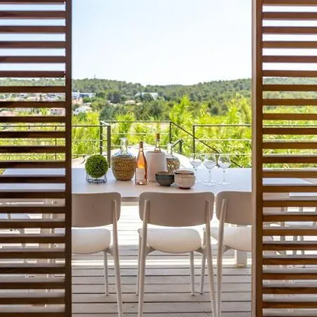 Bella Vista - Contemporary With Pool And Dominant Views Villa