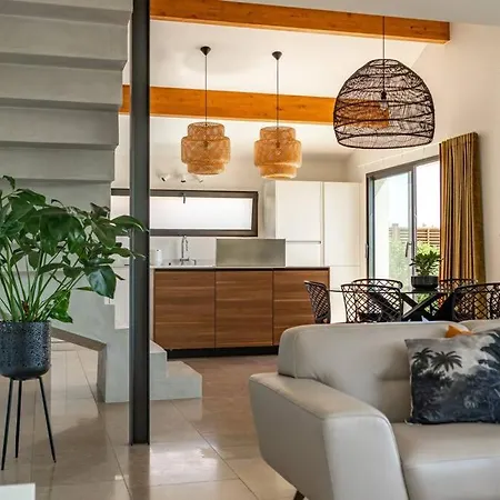 Bella Vista - Contemporary With Pool And Dominant Views Villa *