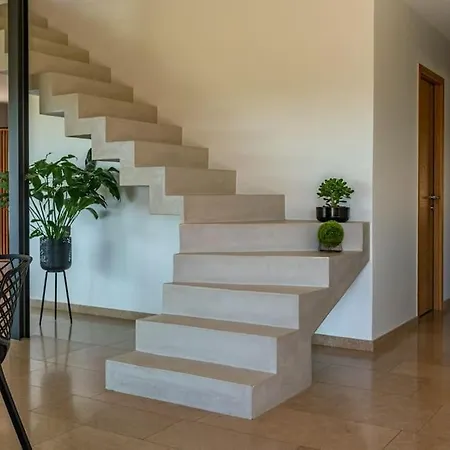 Bella Vista - Contemporary With Pool And Dominant Views Villa *