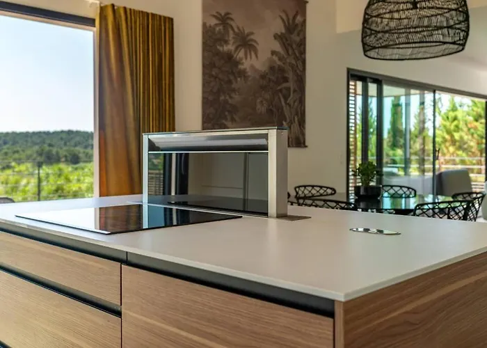 Bella Vista - Contemporary With Pool And Dominant Views Villa *