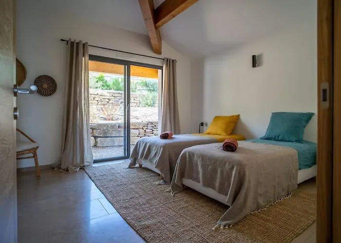Bella Vista - Contemporary With Pool And Dominant Views *