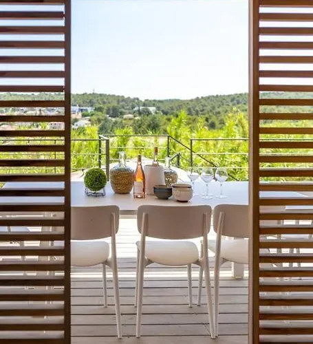 Bella Vista - Contemporary With Pool And Dominant Views Villa