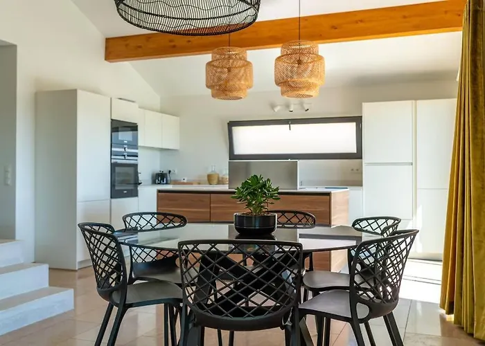 Bella Vista - Contemporary With Pool And Dominant Views Villa