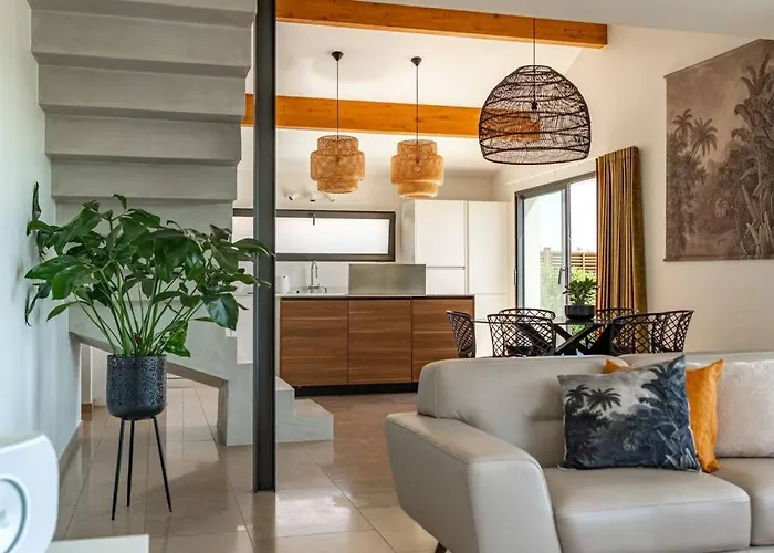 Bella Vista - Contemporary With Pool And Dominant Views Villa *