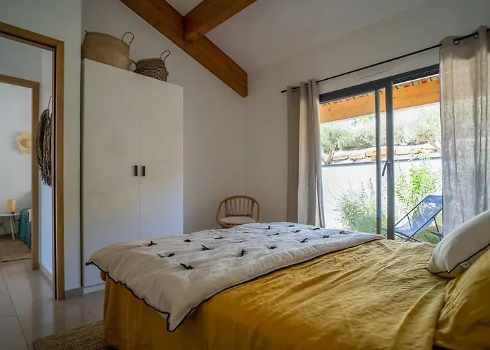 Bella Vista - Contemporary With Pool And Dominant Views Villa